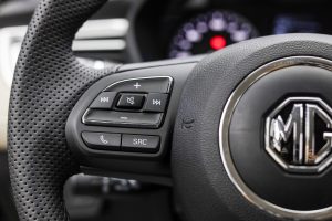 مواصفات ام جي 5 ستاندر 2025